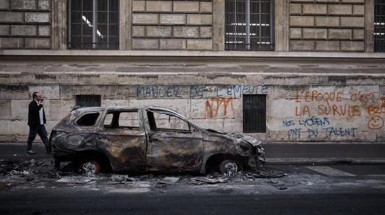 Un carro calcinado tras las protestas contra el alto costo de la vida en el centro de París, Francia, el 19 de octubre de 2026.