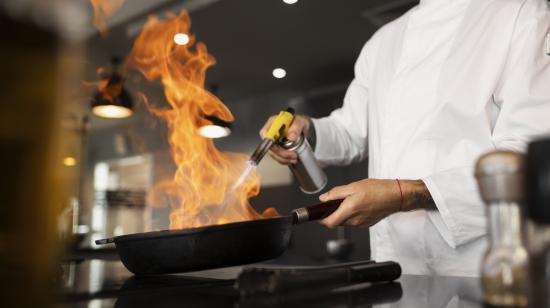 Imagen referencial de un chef trabajando