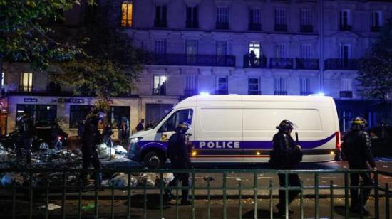 Policías franceses vigilan los alrededores de la plaza de la República durante una jornada de protestas contra el alto costo de vida en París, el 18 de octubre de 2026.
