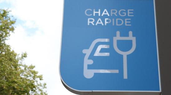 Un letrero muestra una estación de recarga rápida para autos eléctricos en París, el 16 de septiembre de 2026.