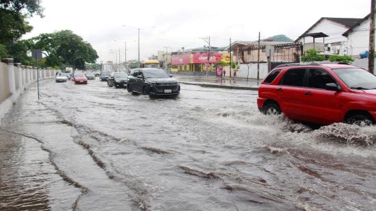 Una de las avenidas que resultaron anegadas en el norte de Guayaquil tras las fuertes lluvias del 19 de octubre de 2026.