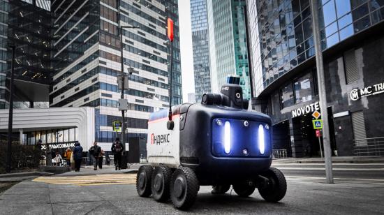Un robot de entrega de comida de la gigante tecnológica rusa Yandex se aproxima al Centro Internacional de Negocios de Moscú, el 13 de enero de 2025. Centros de datos de Yandex, conocida como el Google ruso, han sido atacados por Ucrania.