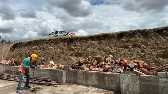 Trabajadores realizan obras de reparación en el extremo sur del aeropuerto de Cuenca, Azuay, el 19 de octubre de 2026.