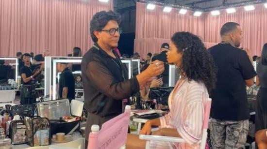 Juan Carlos Salazar maquillando a una modelo en el Victoria´s Secret Fashion Show, 18 de octubre de 2026.