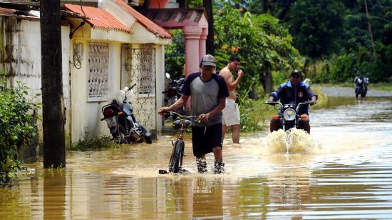 La fuerte lluvia que cayó desde la noche del 18 de octubre de 2026 dejó más de 300 familias afectadas y calles anegadas en el sector de Virgen del Cisne, en Tenguel, parroquia del Guayaquil, el lunes 19 de octubre del 2026.