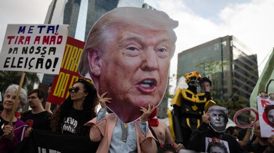 Un manifestante sostiene una imagen de Donald Trump durante una protesta contra Meta por supuesta injerencia electoral, en São Paulo, Brasil, el 19 de octubre de 2026.