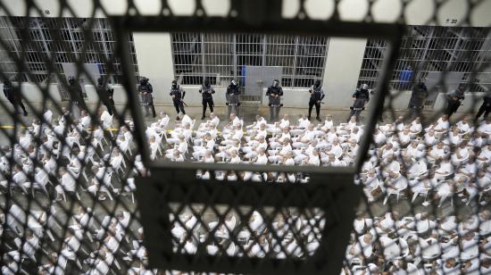 Presuntos integrantes de la Mara Salvatrucha (MS13), recluidos en el Centro de Confinamiento del Terrorismo (Cecot), asisten a una audiencia virtual masiva, en El Salvador, contra un grupo de más de 400 presos, que enfrentan un proceso por "47.000 delitos".