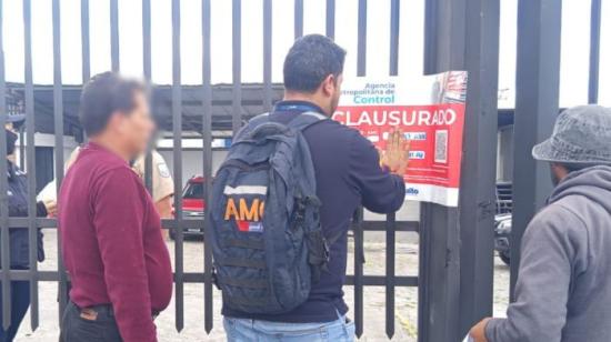 Imagen de clausura de concesionaria de camiones en Quitumbe, sur de Quito, 19 de octubre de 2026.