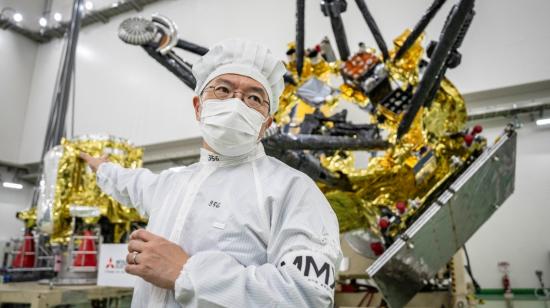 Yasuhiro Kawakatsu, director del proyecto de la misión Mars Moons eXploration (MMX), habla ante los medios frente a la sonda espacial MMX en el Centro Espacial de Tanegashima, en Minamitane (prefectura de Kagoshima), el 13 de agosto de 2026.