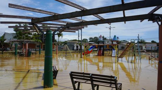 Imagen de inundación en  Tenguel, Guayaquil, 19 de octubre de 2026