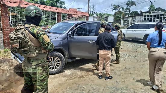Carro interceptado con dinero en efectivo en Caluma, provincia de Bolívar, el 19 de octubre de 2026.
