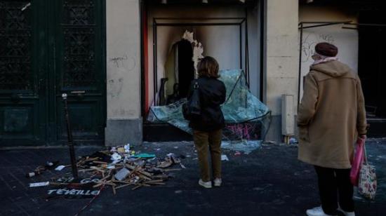 Escombros en una calle de París tras los enfrentamientos durante las protestas contra el alto costo de vida.
