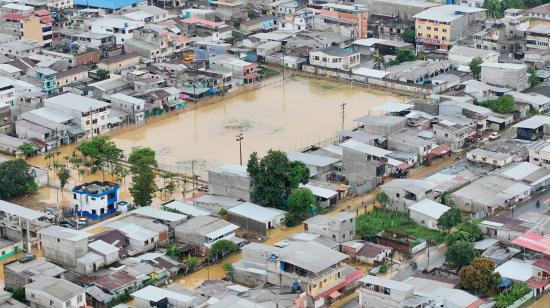 Vista aérea de la parroquia Tenguel, completamente inundada tras el desbordamiento del río del mismo nombre, Guayaquil, el 19 de octubre de 2026.