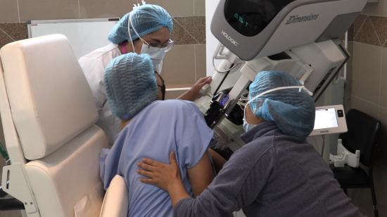 Personal del hospital del IESS de Guayaquil con una paciente que se somete a una mamografía, el 19 de octubre de 2026.
