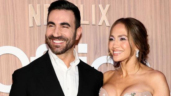 Brett Goldstein y Jennifer López asisten al estreno para fans de 'Turbulencia en la Oficina', en el Regal Union Square, el 2 de junio de 2026, en Nueva York.