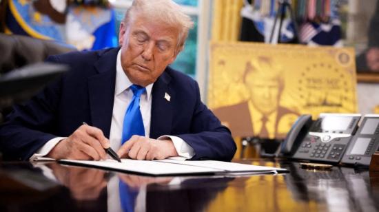El presidente de Estados Unidos, Donald Trump, firma varias órdenes ejecutivas en su despacho de la Casa Blanca, el 18 de septiembre de 2026.
