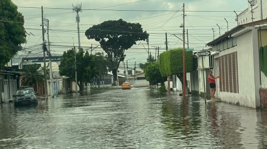 Calles anegadas en la ciudadela 9 de Octubre, al sur de Guayaquil, la mañana del 19 de octubre de 2026, tras lluvias intensas que provocaron más de 40 emergencias por acumulación de agua en la ciudad.