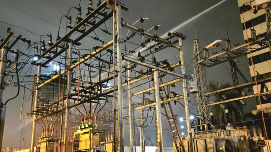 Imagen referencial de una subestación de CNEL EP en Guayaquil durante trabajos preventivos, el 17 de octubre de 2026.