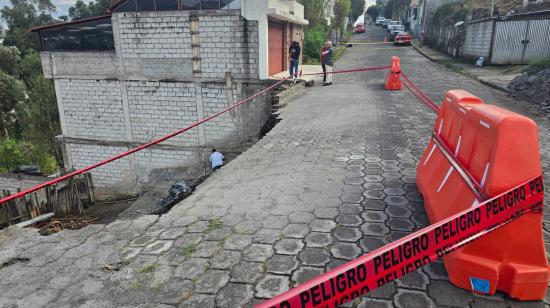 Derrumbe de un muro y daños en una vía de La Argelia Baja, en el sur de Quito, debido a las lluvias.