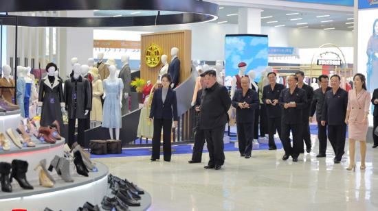 El dictador de Corea del Norte, Kim Jong Un, en una feria texti y de calzado en su país, el 20 de octubre de 2026.
