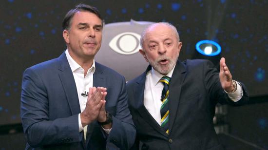 Lula da Silva y Flávio Bolsonaro durante el primer debate presidencial previo al balotaje en Brasil, el 18 de octubre de 2026, en São Paulo.