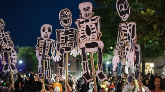 Imagen de referencia de un desfile de Halloween en Massachusetts, Estados Unidos, 1 de octubre de 2026.