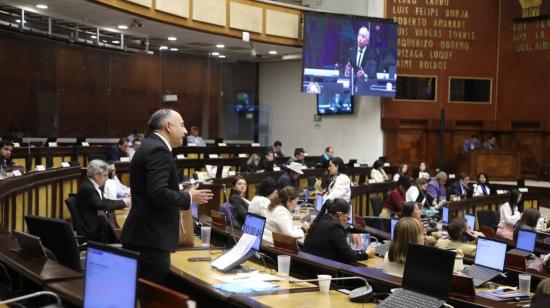 Sesión del Pleno de la Asamblea en Quito durante la aprobación de las reformas a leyes para castigar la trata de personas y tráfico ilegal de migrantes, el 20 de octubre de 2026.