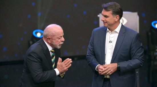 El presidente de Brasil y candidato presidencial, Luiz Inácio Lula da Silva y el candidato presidencial brasileño de derecha, Flavio Bolsonaro en el debate presidencial, 18 de octubre de 2026.