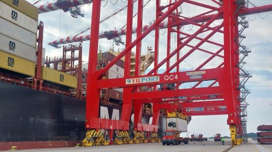 Operación de descarga y embarque de contenedores en Puerto Bolívar, en la provincia de El Oro, en septiembre de 2026.
