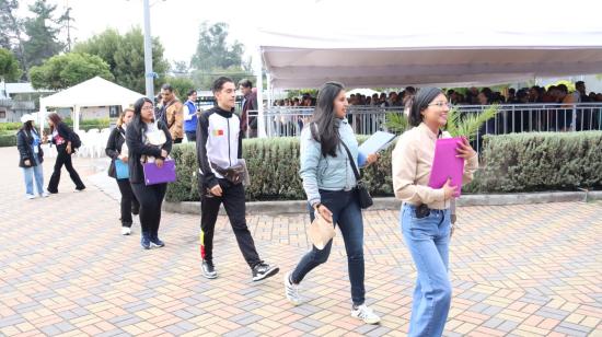 Un grupo de jóvenes ingresa a la feria de empleo organizada por ConQuito, este 20 de octubre de 2026.