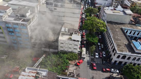 Vista aérea del incendio de un edificio en el centro de Guayaquil el 20 de octubre de 2026.