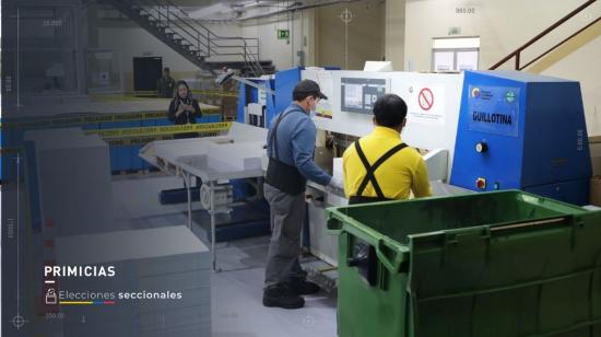 Personal del Instituto Geofísico Militar en el proceso de impresión de papeletas electorales.