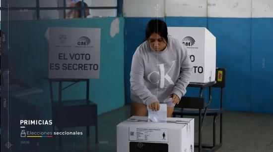 Mujer deposita su voto en el ánfora de las elecciones generales de 2025.