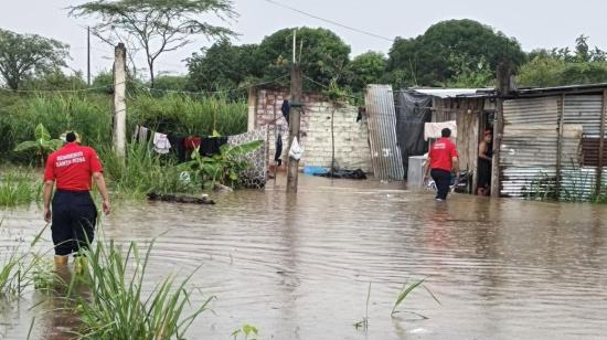 Bomberos atienden una zona inundada en Santa Rosa, El Oro, el 20 de octubre de 2026.