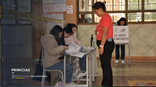 Composición de PRIMICIAS de una mujer lista para votar en las elecciones generales de 2025 de Ecuador.