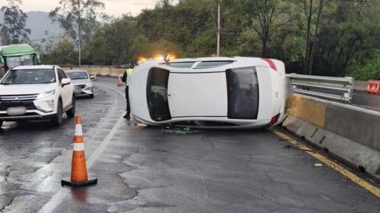 Accidente de tránsito en la avenida Simón Bolívar, sector Puengasí, 20 de octubre de 2026.