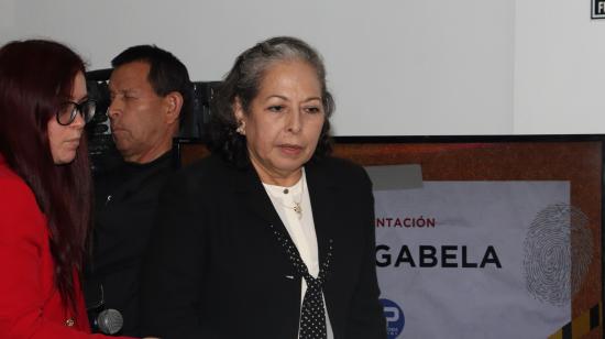 Patricia Ochoa, viuda del general Gabela, durante una rueda de prensa en Quito el 12 de julio de 2023.