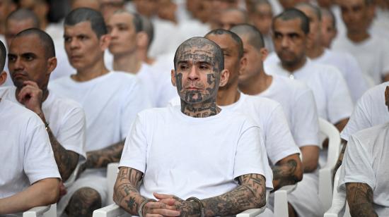 Presuntos miembros de la pandilla Mara Salvatrucha (MS-13) asisten a una audiencia judicial a distancia mediante videoconferencia, en El Salvador, 23 de abril de 2026.