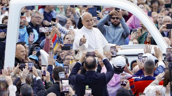 El papa León XIV saluda a los fieles durante su audiencia general en el Vaticano.