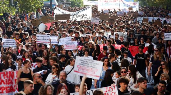 Estudiantes y docentes se movilizan en Atenas para denunciar el costo de vida y exigir mejoras en la educación pública.