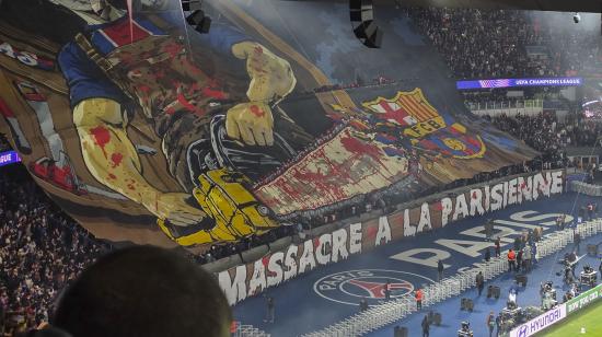 Pancarta que los ultras del París Saint-Germain que desplegaron en los graderías del Parque de los Príncipes antes del partido frente al FC Barcelona, por la Champions League, el martes 20 de octubre de 2026.