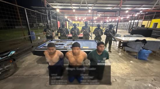 Tres hombres fueron detenidos mientras custodiaban una hacienda, donde se hallaron decenas de armas y municiones, Milagro, Guayas, 21 de octubre de 2026.