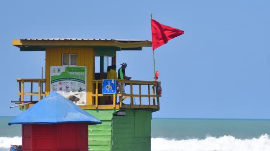 Una bandera roja durante un oleaje en una playa de Ecuador, 28 de diciembre de 2024.