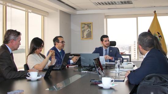 El ministro de Desarrollo Económico Bernardo Cordovez, en una reunión con representantes del Banco CAF, 16 de octubre de 2026.