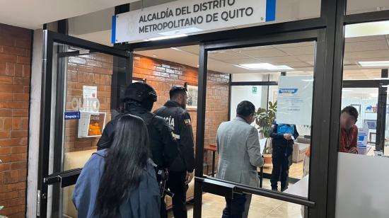 Personal de la Policía y de la Fiscalía durante un allanamiento al Municipio de Quito, el 21 de octubre de 2026.