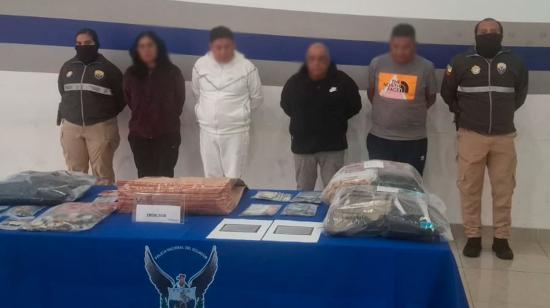 Personas detenidas por su presunta participación en una banda dedicada a estafar a adultos mayores.