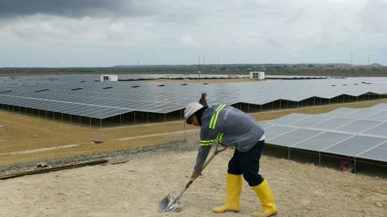 Un trabajador acondiciona el terreno de una subestación en medio de 16.016 unidades de paneles solares, parte de una planta fotovoltaica industrial construida por EnergyControl en Santa Elena.