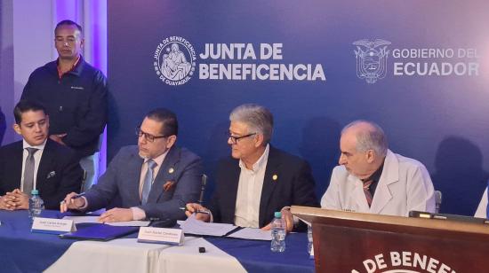 El ministro de Salud Pública, Juan Carlos Aveiga, y el director de la Junta de Beneficencia de Guayaquil, Juan Xavier Cordovez, firman las acta de entrega y recepción de una donación de vacunas contra el VPH, el 21 de octubre de 2026 en Quito.