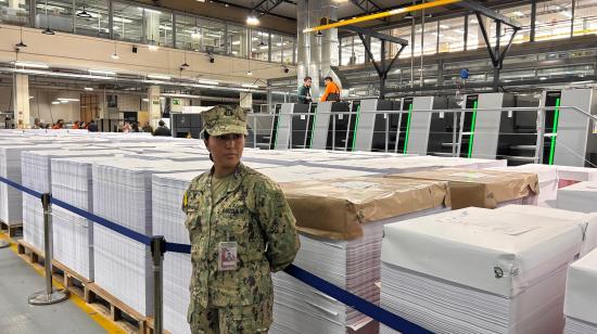 Militares custodian el 19 de octubre de 2026 el material electoral que es elaborado en el Instituto Geográfico Militar (IGM) en Quito.