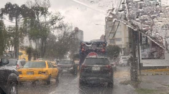La lluvia que se registra en la avenida Francisco de Orellana en Quito, 21 de octubre de 2026.